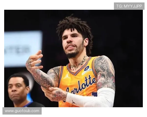 拉梅洛鲍尔半场表现平平10投5中贡献11分6助攻三分球命中率不佳